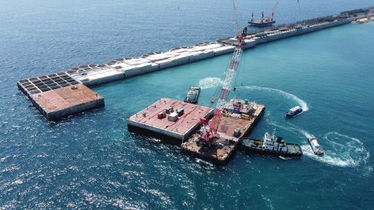 울릉공항 케이슨 설치 모습. [DL이앤씨 제공]